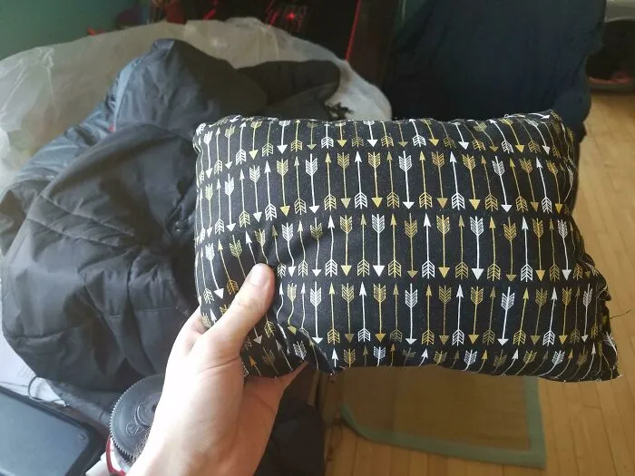 Me dejé la chaqueta en un hotel y me la enviaron por correo con un cojín de regalo