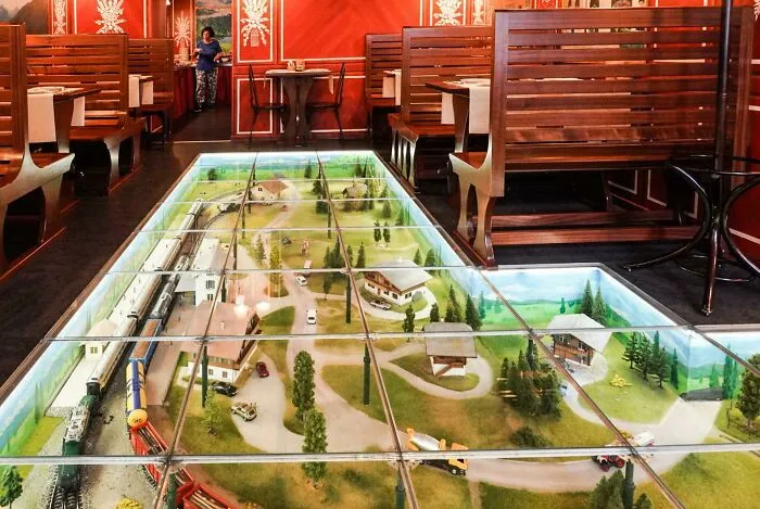 El suelo del restaurante de este hotel en Lausanne tiene un ferrocarril de juguete que funciona