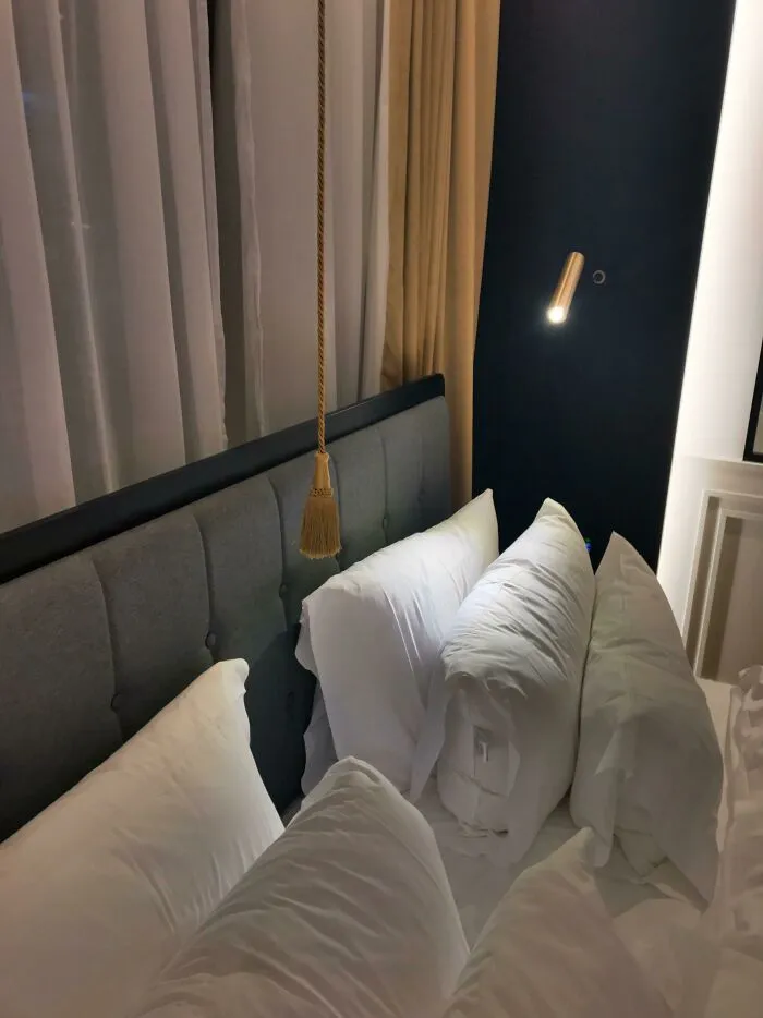 Esta habitación tiene una cuerda que enciende o apaga todas las luces