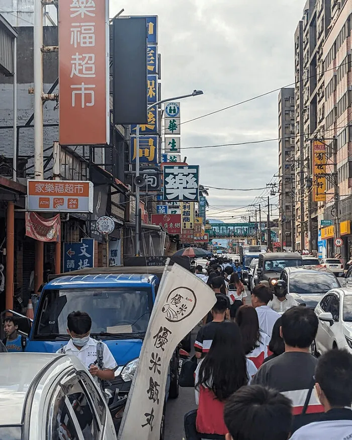 Se ve que en Taiwán no construyen aceras