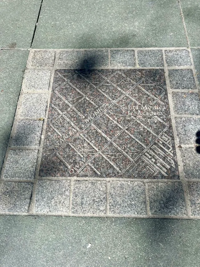 Mapa de Santa Mónica en las baldosas de sus calles