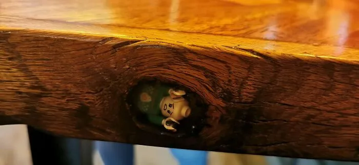 Muñeco de Lego atrapado en la mesa de un restaurante