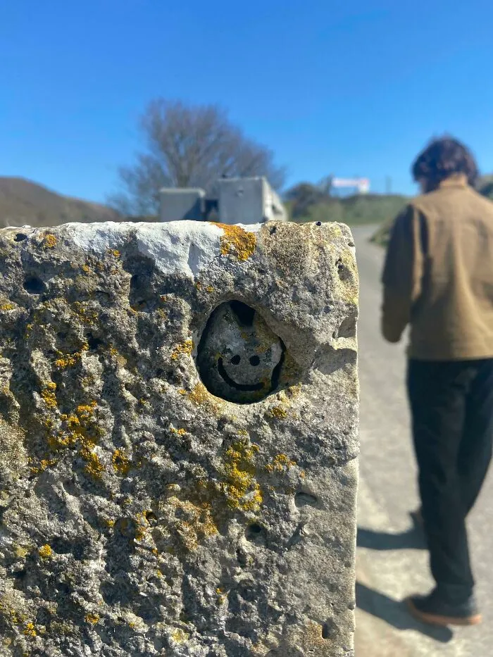 Roca contenta dentro de otra