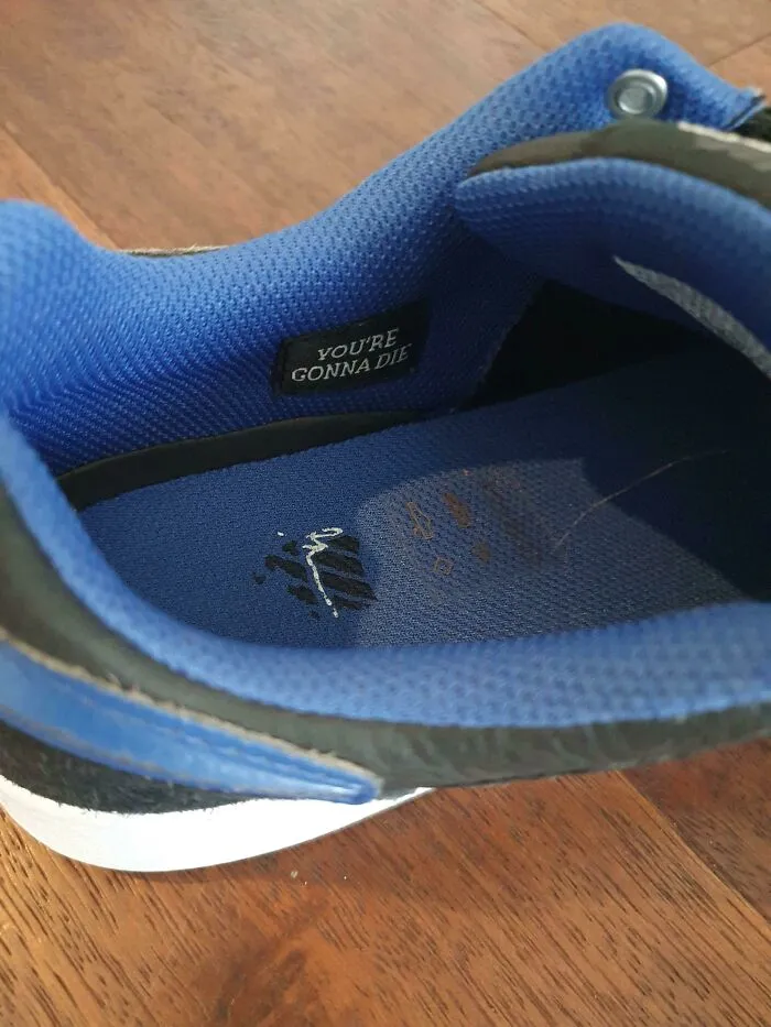 Dentro de mi zapatilla pone "vas a morir"