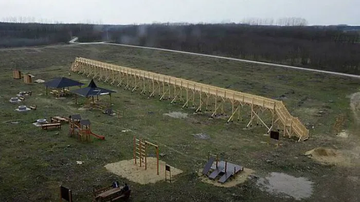 Hungría recibió 170000€ de los fondos de la UE para construir una pasarela a la altura de las copas de los árboles. Por desgracia, talaron el bosque antes de acabar la pasarela