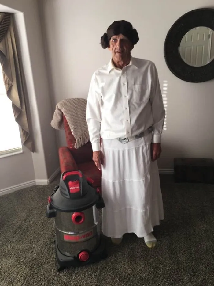 Mi abuelo disfrazado de princesa Leia con su R2D2