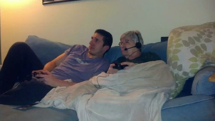 Abuela y nieto jugando videojuegos