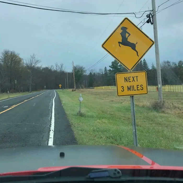 Esto era un cartel de ciervos en las próximas 3 millas, pero alguien lo ha alterado