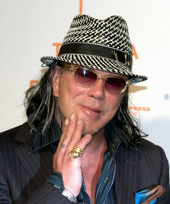 20 Celebridades que arruinaron su reputación y carrera por sus malas decisiones