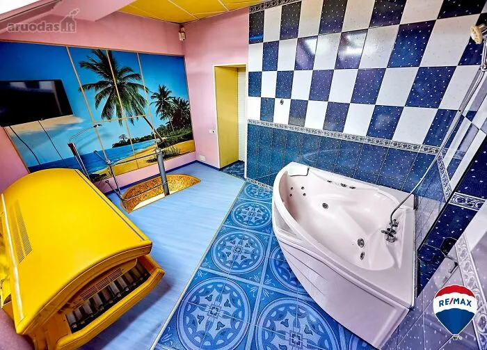 30 Of The Wildest Real Estate Listings That Someone Is Actually Trying To Sell