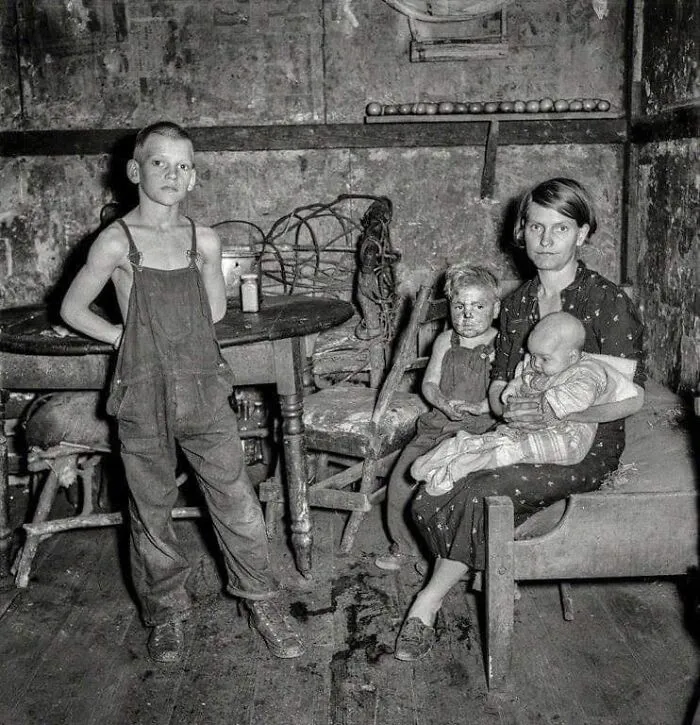 Esposa de un minero y 3 de sus hijos en la casa proporcionada por la compañía minera, Pursglove, Scotts Run, Virginia Oriental, Septiembre de 1938