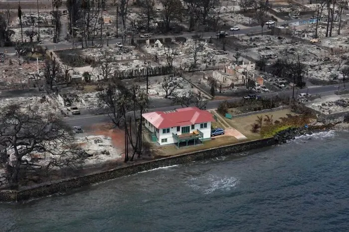 Una única casa junto al mar ha sobrevivido a los incendios de Maui que han destruido toda la ciudad de Lahaina