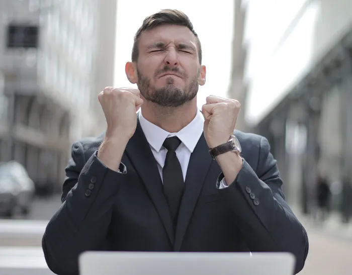 20 Empleados cuentan lo más atrevido que hacen secretamente en su trabajo