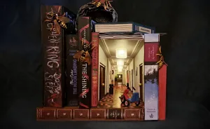 I Recreated The Famous Hallway Out Of Stephen King's "The Shining" As A Book Nook