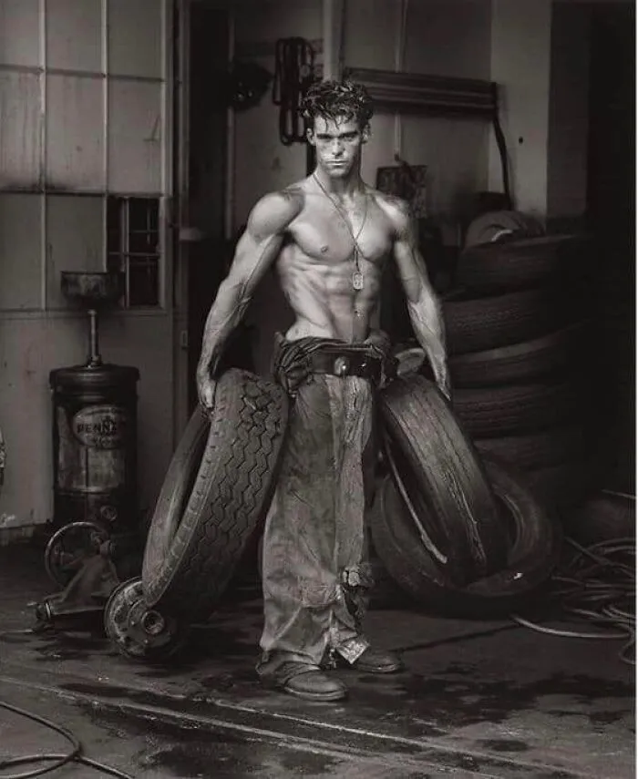 Fred con neumáticos, de la colección Body Shop, 1984 por Herb Ritts