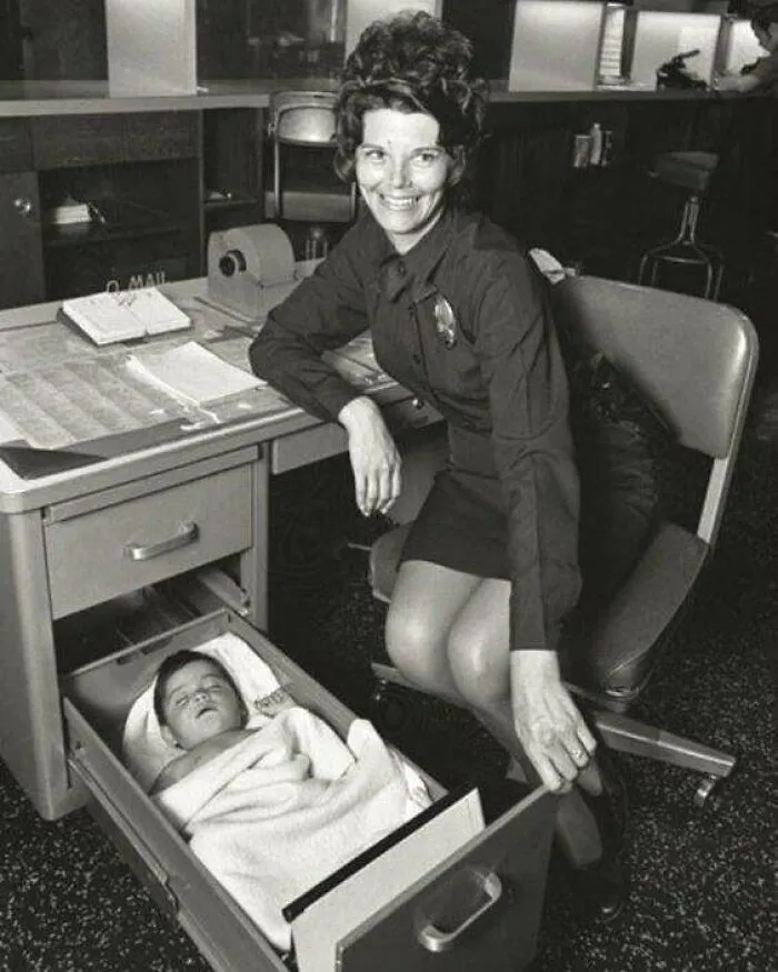 Policía cuidando de un bebé abandonado. 1971