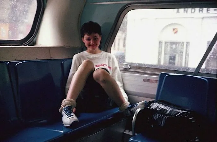 Madonna fotografiada por su novio Dan Gilroy en un autobús de Nueva York, 1979