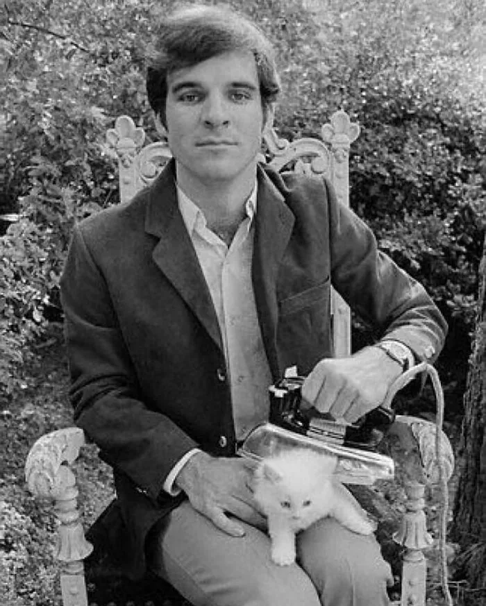 Steve Martin de joven planchando un gato