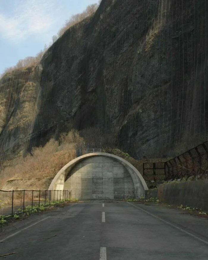 Enter The Tunnel
