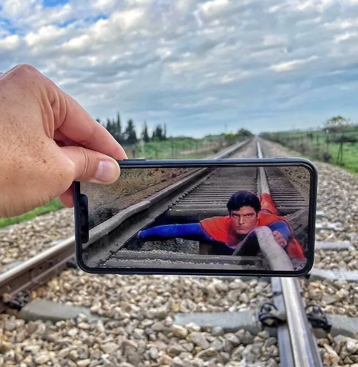 I Combine Ordinary Objects With Pics On My Phone To Make Them Look Extraordinary (16 New Pics)