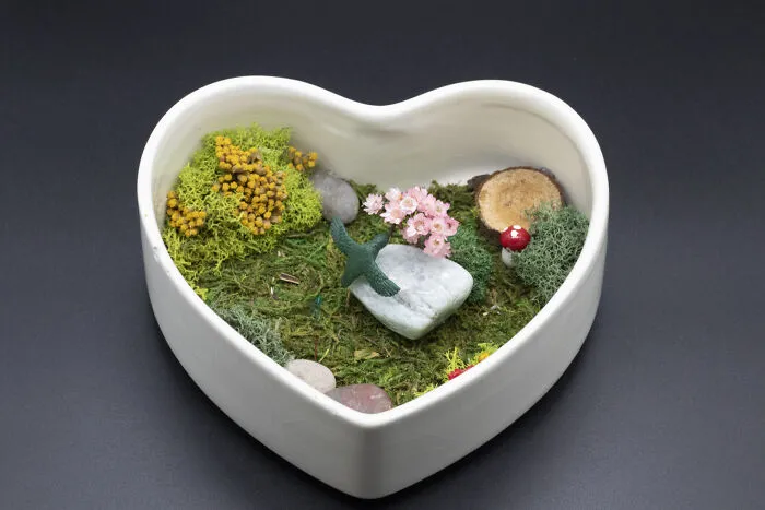 I Make Mini Worlds Out Of Real Flowers And Mosses (22 Pics)