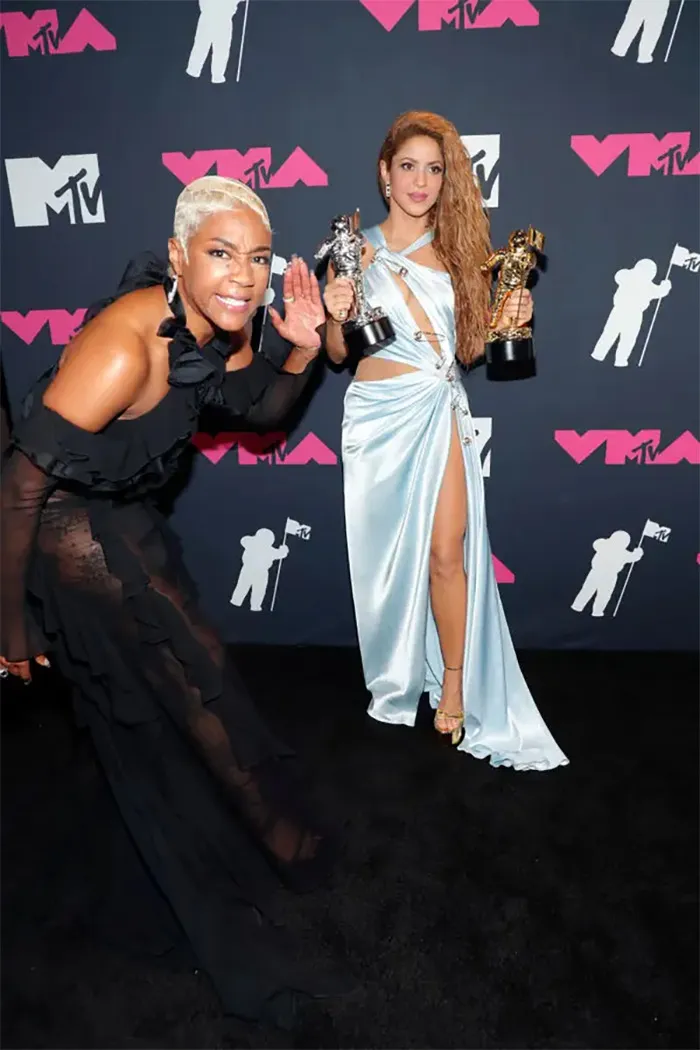 At The 2023 Vmas, Tiffany Haddish Continually Photobombed Shakira, Who Ignored Her