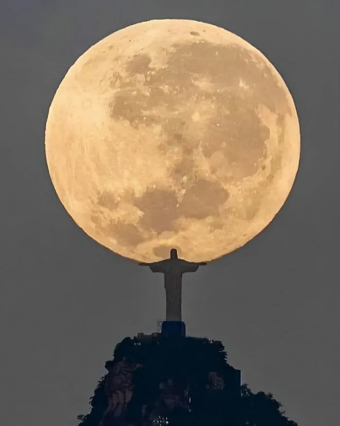 The Photographer Leonardo Sens, Waited 3 Long Years To Take This Fantastic Shot In Rio De Janeiro, Brazil