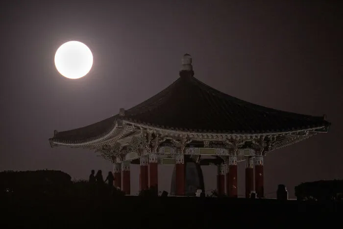 30 Photos Of The Blue Supermoon To Appreciate Before It Happens Again In 2037