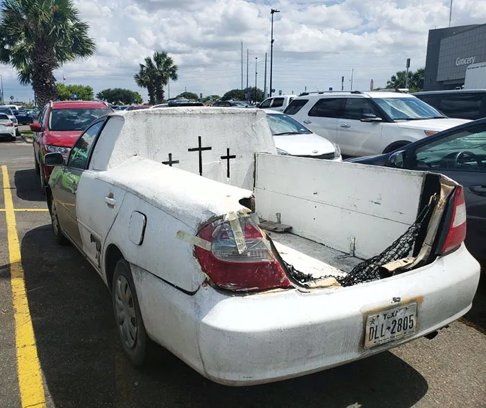 Coche funerario improvisado