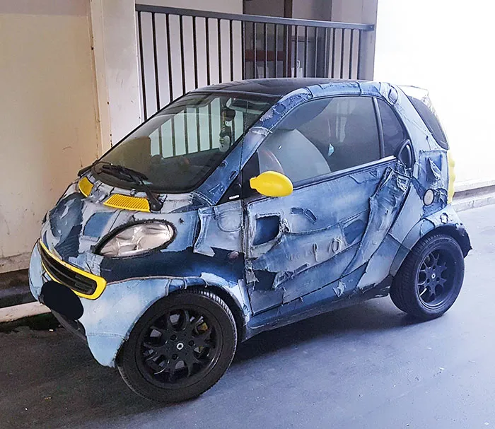 Coche cubierto de pantalones vaqueros