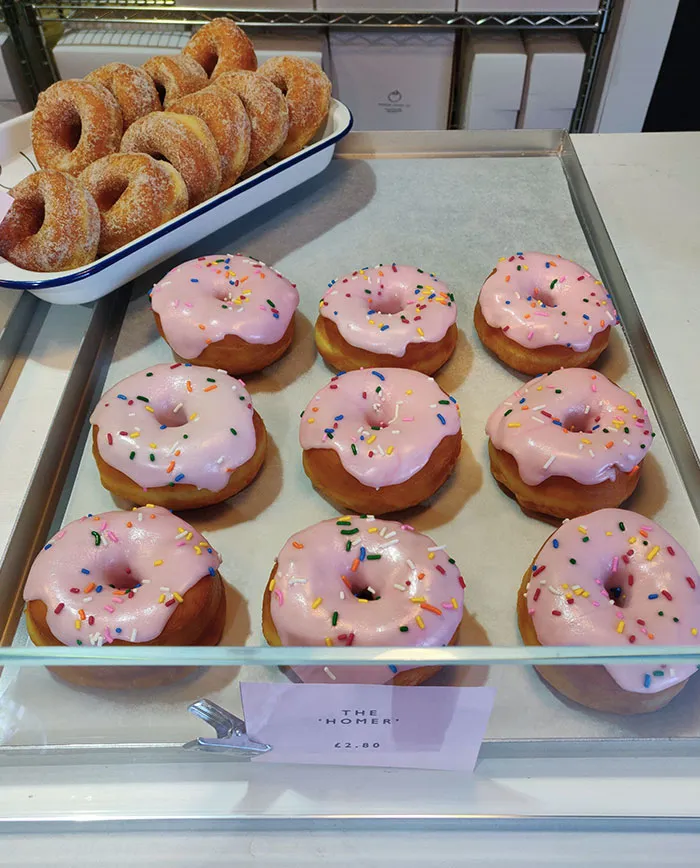 Donuts diseñados para parecer el clásico donut de los Simpsons