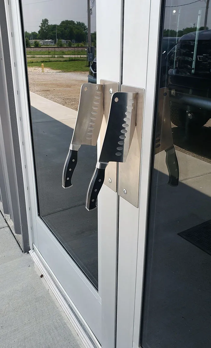 Picaportes en forma de cuchillo para entrar en la carnicería