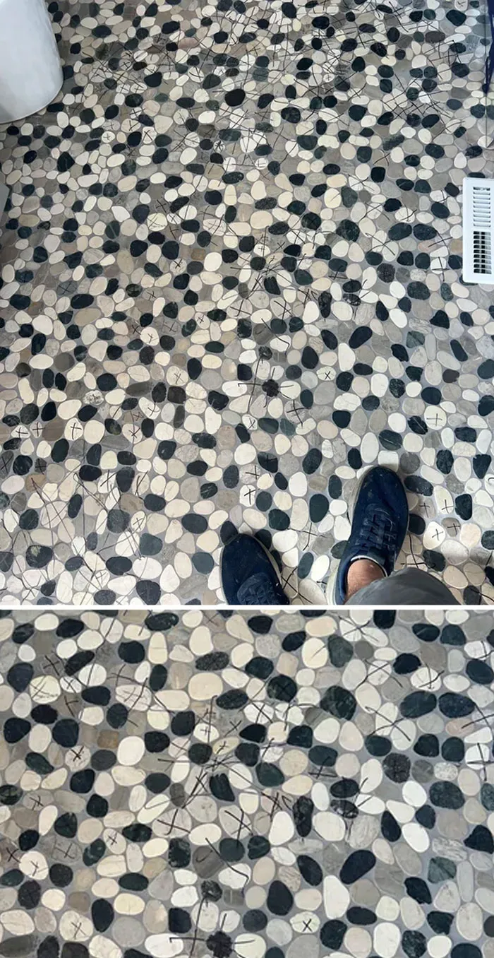 La clienta ha marcado las baldosas que quiere que quitemos