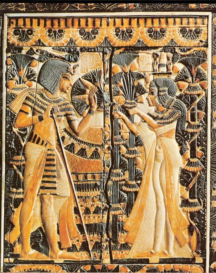 Tutankhamun receives flowers from Ankhesenamun