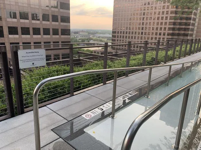 Este hotel en Austin, Texas, facilita a los huéspedes con discapacidad el uso de la piscina