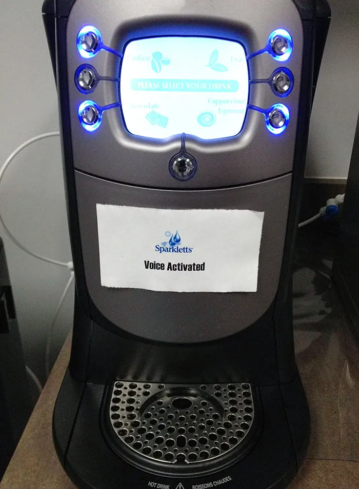 Han instalado una nueva máquina de café en la oficina, y antes de que la usara nadie, le puse el cartel de "activada por voz". Las mejores 3 horas de mi vida