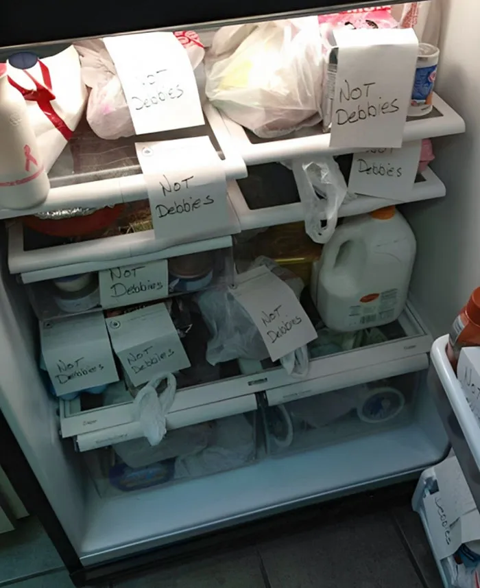 Debbie tiene que dejar de robar la comida de los demás