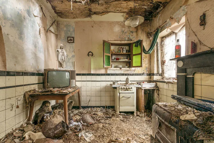 In My Series Of Abandoned Places, I Invite You To Travel Through A Post-Apocalyptic World