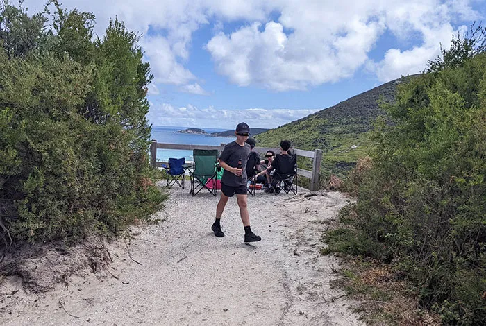 Esta familia ha ocupado toda una plataforma panorámica, así que nadie puede ir a hacer fotos