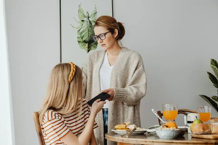 Parenting Things That Might Sound Good, But Are Actually Toxic Parenting (30 Answers)