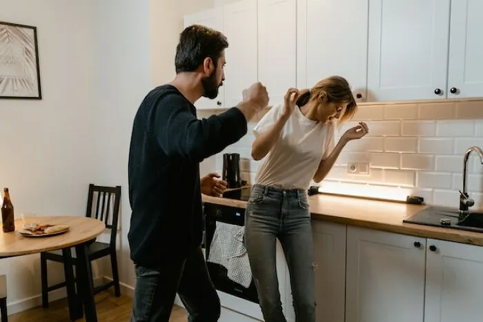 30 Exact Moments Women Caught On To Why Their Partners Were Broken Up With