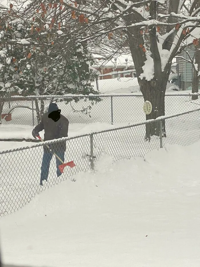 Mi vecino limpiando la nieve de su patio echándola al mio