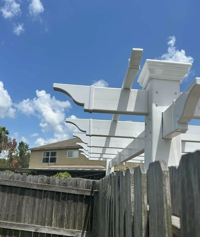 El vecino ha construido una pérgola que se mete en mi patio