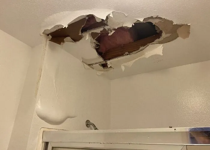Hoy descubrí que al vecino de arriba se le inundó el cuarto de baño y lo dejó así una semana. ¿Cómo lo descubrí? Así