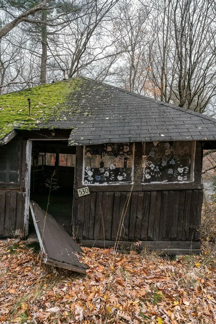 Campamento de verano abandonado tras ahogarse un niño en el lago