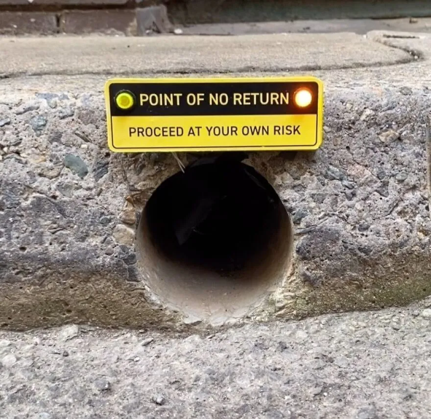 Este artista deja divertidos carteles por la ciudad para que la gente los encuentre