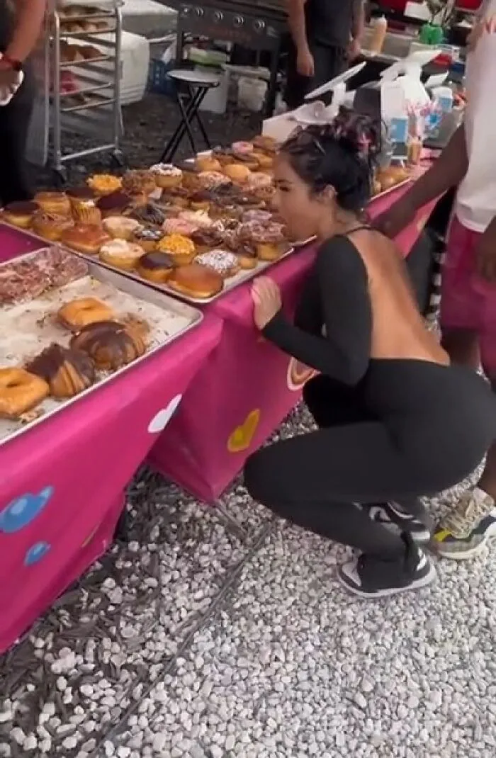 ¿Quién va por ahí lamiendo pasteles de crema???