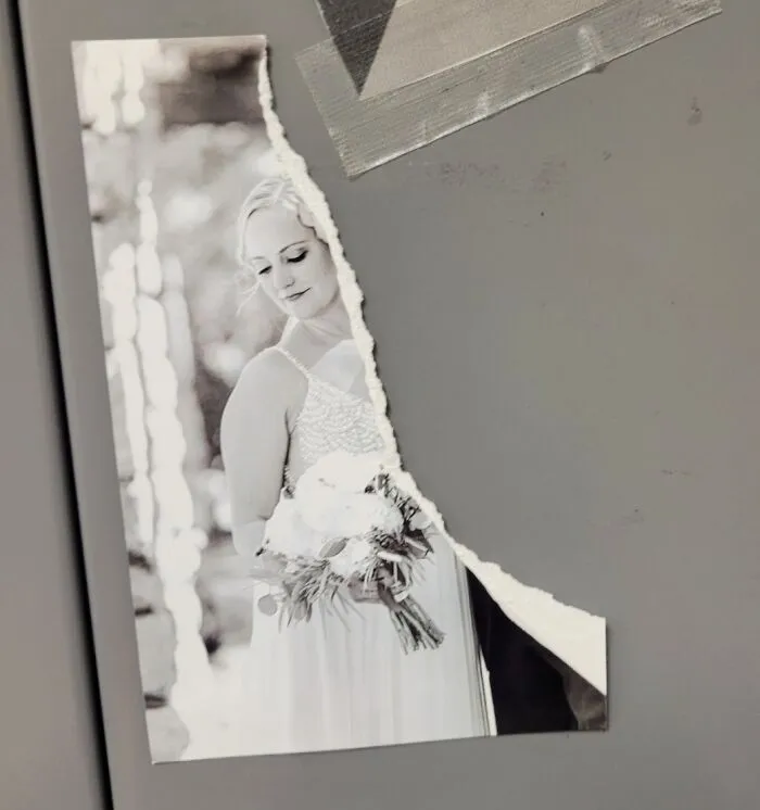 Alguien en el trabajo ha abierto mi taquilla y ha rasgado a mi marido de la foto de nuestra boda. No ha podido ser accidental