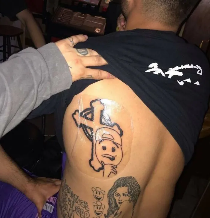 26 Personas que no se dan cuenta de lo horribles que son sus tatuajes (nuevas imágenes)