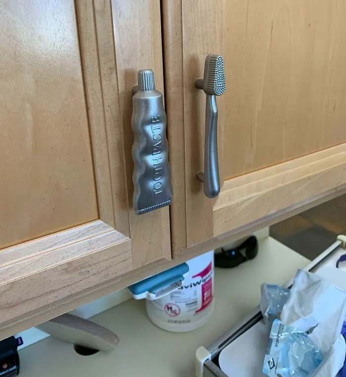 The Knobs In My Dentist’s Office Are Toothbrushes And Toothpaste